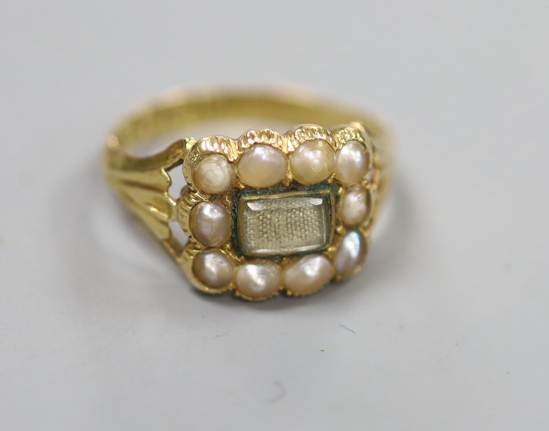 An early Victorian 18ct gold, split pearl and enamel(a.f.) mourning ring,